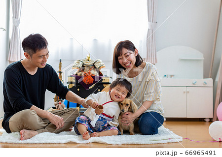 端午の節句を祝う家族　5月人形 66965491