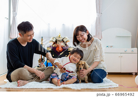 端午の節句を祝う家族　5月人形 66965492