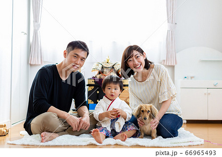 端午の節句を祝う家族　5月人形 66965493