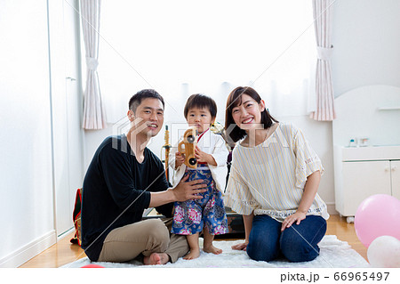 端午の節句を祝う家族　5月人形 66965497