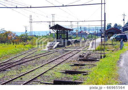 レトロな木造のホームとスイッチバックの線路に風情が漂う一畑口駅の風景 ... 島根県 出雲市（晴れ） 66965564