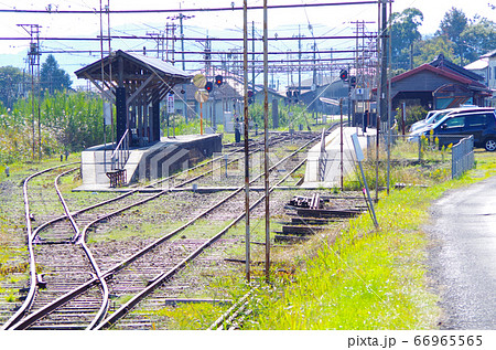レトロな木造のホームとスイッチバックの線路に風情が漂う一畑口駅の風景 ... 島根県 出雲市(晴れ) レトロな木造のホームとスイッチバックの線路に風情が漂う一畑口駅の風景 ... 島根県 出雲市(晴れ) 66965565