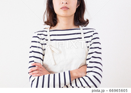 腕組みをする女性 66965605