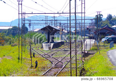 レトロな木造のホームが架線の連なる支柱に囲まれて見える一畑口駅の風景 ... 島根県 出雲市（晴れ） 66965708