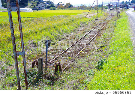 一畑方面の線路が残る一畑口駅構内の風景 ... 島根県 出雲市（晴れ） 66966365