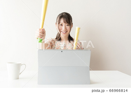 タブレットPCでスポーツ観戦する女性 66966814