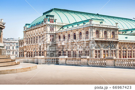 Beautiful view of famous Vienna State Opera in central Vienna, Austria 66967423