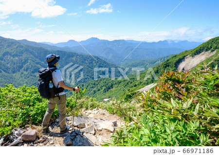 初夏の雨飾山登山（小谷温泉コース）：登山道から戸隠方面を望む 66971186