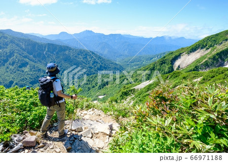 初夏の雨飾山登山（小谷温泉コース）：登山道から戸隠方面を望む 66971188