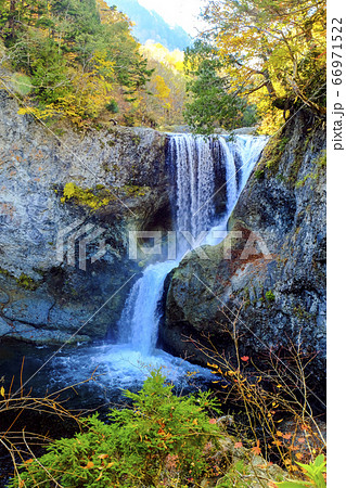 秋山郷の大滝(縦) 秋山郷の大滝(縦) 66971522