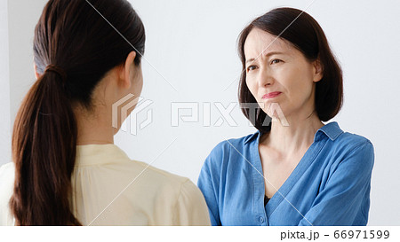 叱る中年女性 66971599