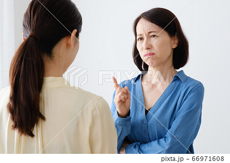 叱る中年女性 66971608