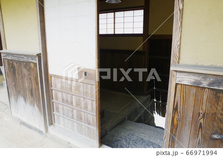 萩旧湯川家屋敷の建物の戸口の景色 萩旧湯川家屋敷の建物の戸口の景色 66971994