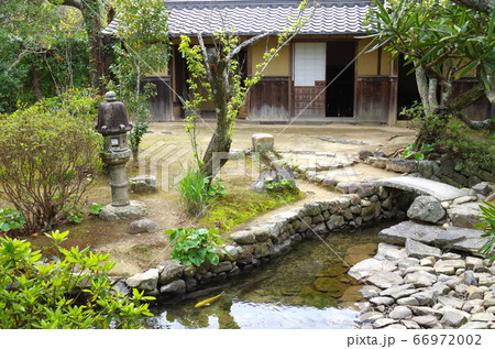 萩旧湯川家屋敷の庭園の立ち木と建物の景色 66972002