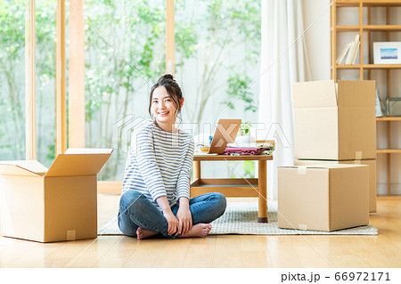 新生活を始める若い女性 新生活を始める若い女性 66972171