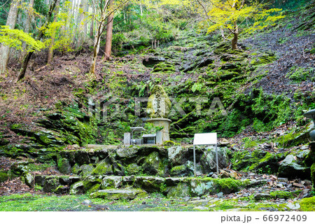金峯山寺から脳天大神へ向かう参道途中の狐忠信霊碑（奈良県吉野郡吉野町吉野山） 66972409
