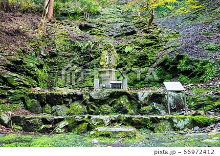 金峯山寺から脳天大神へ向かう参道途中の狐忠信霊碑(奈良県吉野郡吉野町吉野山) 金峯山寺から脳天大神へ向かう参道途中の狐忠信霊碑(奈良県吉野郡吉野町吉野山) 66972412