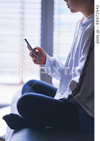 スマホゲームに熱中するティーンエイジャー【引きこもりのイメージ】 スマホゲームに熱中するティーンエイジャー【引きこもりのイメージ】 66972642