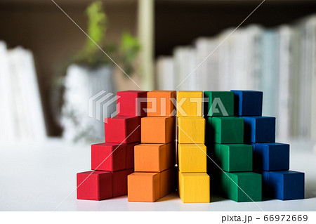 階段状に積み上げたブロック 66972669