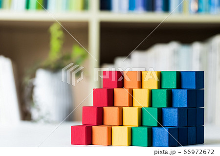 階段状に積み上げたブロック 66972672