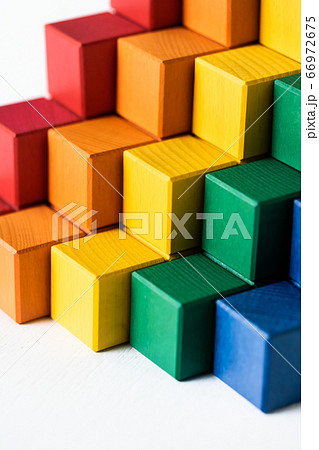 階段状に積み上げたブロック 66972675
