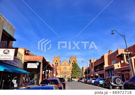 ロレットチャペルのある街サンタフェ風景 66972718