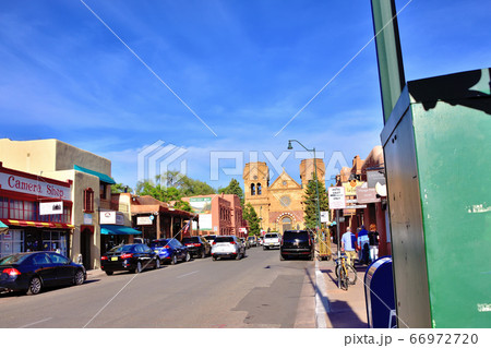 ロレットチャペルのある街サンタフェ風景 66972720