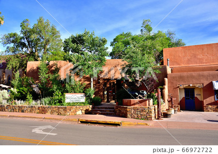 ロレットチャペルのある街サンタフェ風景 66972722