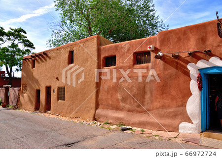 ロレットチャペルのある街サンタフェ風景 66972724