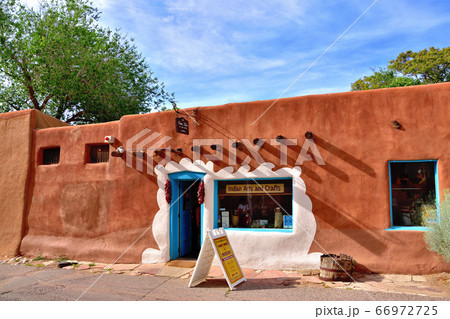 ロレットチャペルのある街サンタフェ風景 66972725