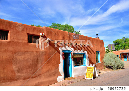 ロレットチャペルのある街サンタフェ風景 66972726