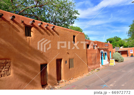 ロレットチャペルのある街サンタフェ風景 66972772