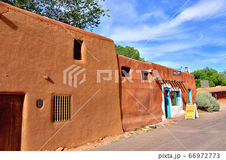 ロレットチャペルのある街サンタフェ風景 66972773