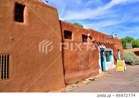 ロレットチャペルのある街サンタフェ風景 66972774