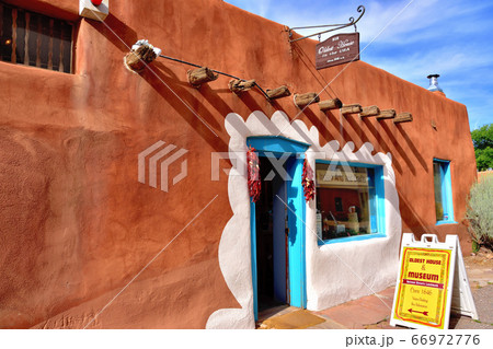 ロレットチャペルのある街サンタフェ風景 66972776