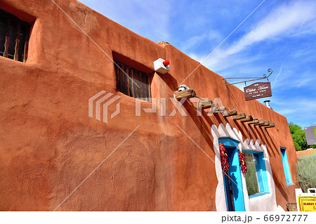 ロレットチャペルのある街サンタフェ風景 66972777