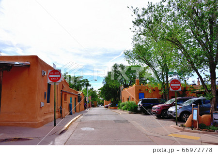 ロレットチャペルのある街サンタフェ風景 66972778