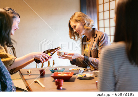 日本酒を飲む外国人女性 66973195