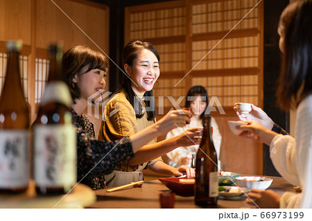 日本酒を飲む女性 66973199