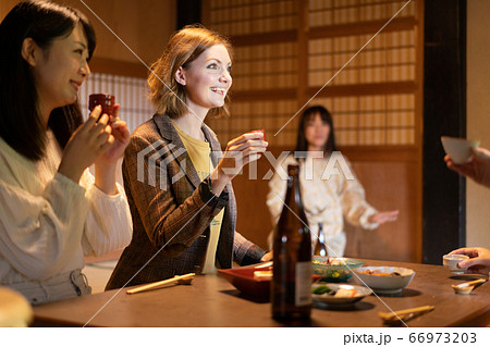 日本酒を飲む外国人女性 日本酒を飲む外国人女性 66973203