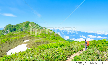 初夏の雨飾山登山（笹平と雨飾山山頂・遠方に朝日岳） 66973510