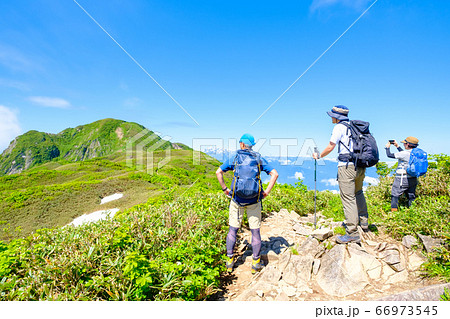 初夏の雨飾山登山（笹平と雨飾山山頂・遠方に朝日岳） 66973545