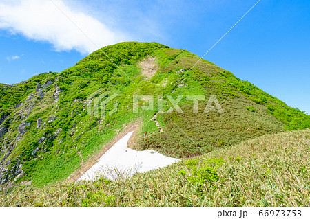 初夏の雨飾山登山（雨飾山山頂直下） 66973753
