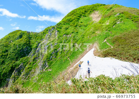 初夏の雨飾山登山(雨飾山山頂直下) 初夏の雨飾山登山(雨飾山山頂直下) 66973755