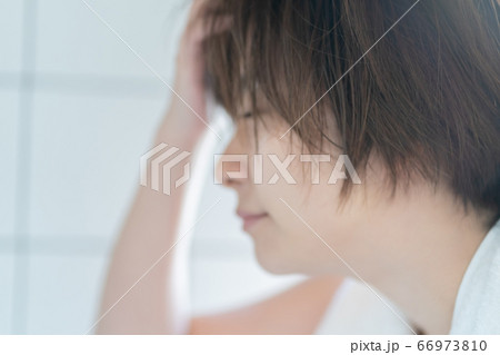 寝起きの30代女性 66973810