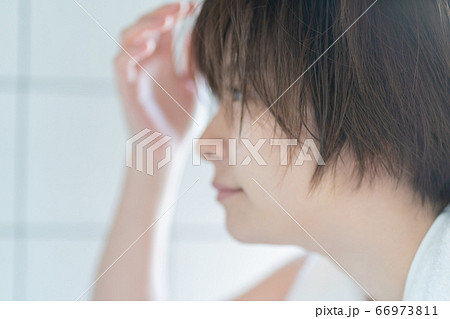 朝のスタイリングをする30代女性 66973811