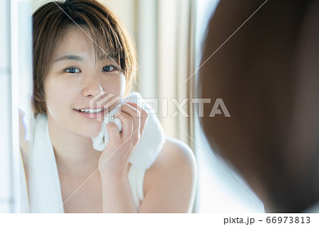 朝洗顔　30代女性 66973813