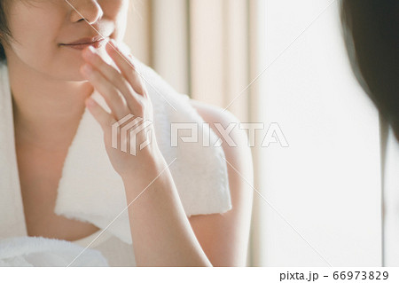 洗顔後に唇のケアをする30代女性 66973829