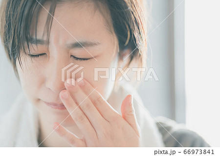 目がかゆい女性 目がかゆい女性 66973841