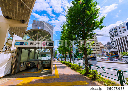 日本の東京都市景観 麻布十番駅などを望む 66973933